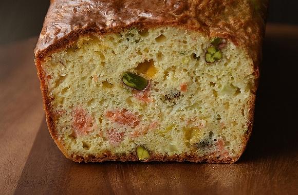 Keks wytrawny z wędzonym łososiem, selerem naciowym, pistacjami i cheddarem