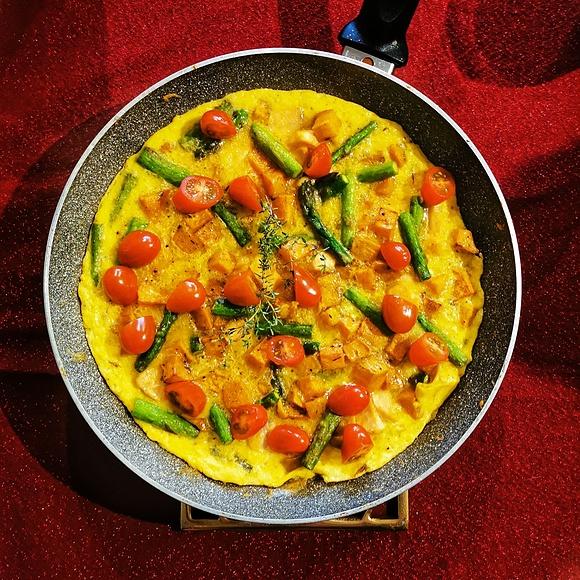 Omlet z łososiem, szparagami i batatami