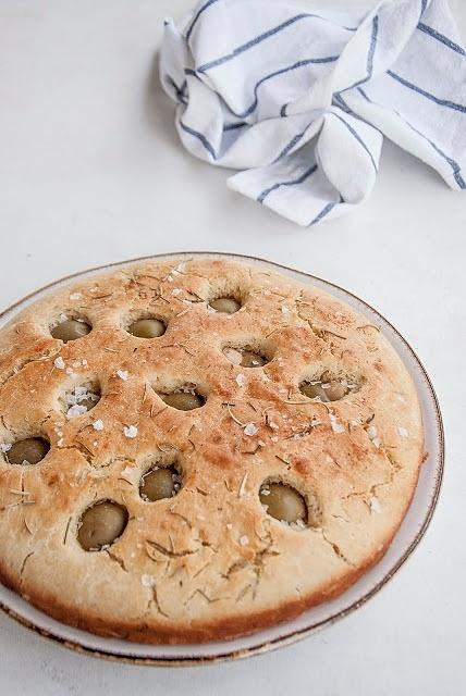 Włoska focaccia z zielonymi oliwkami