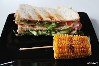 Grillowana kanapka z kolbą kukurydzy i bekonem