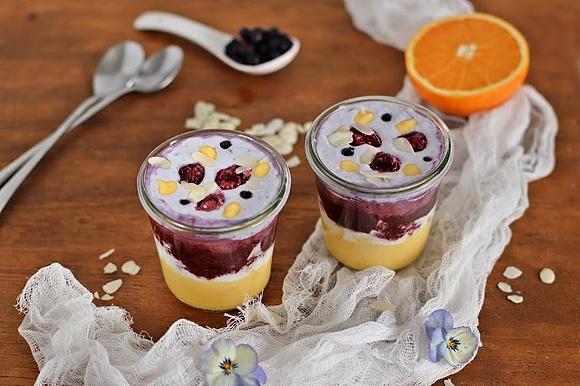 Koktajl mango z kokosem i jagodami