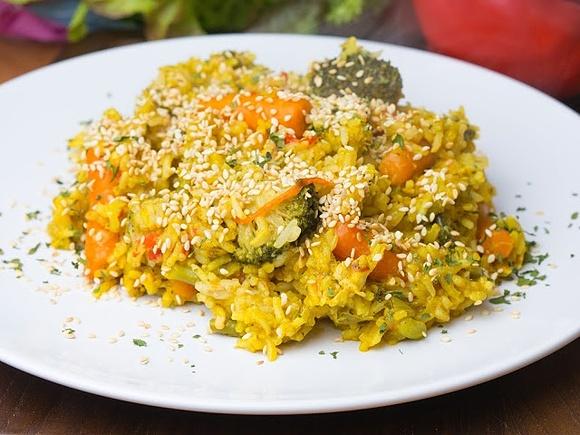 Ryż curry z warzywami i sezamem