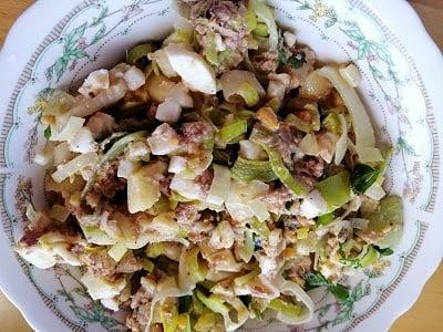 Sałatka z pora i tuńczyka z jabłkiem