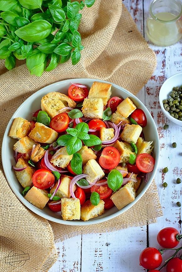 Sałatka Panzanella - włoska sałatka z pomidorkami i grzankami