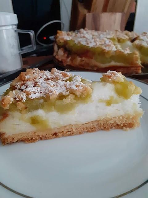 Ciasto kruche z rabarbarem i pianką budyniową