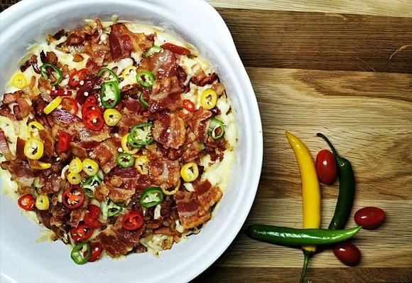 Keto frytki z serem po teksańsku z sosem ranczerskim
