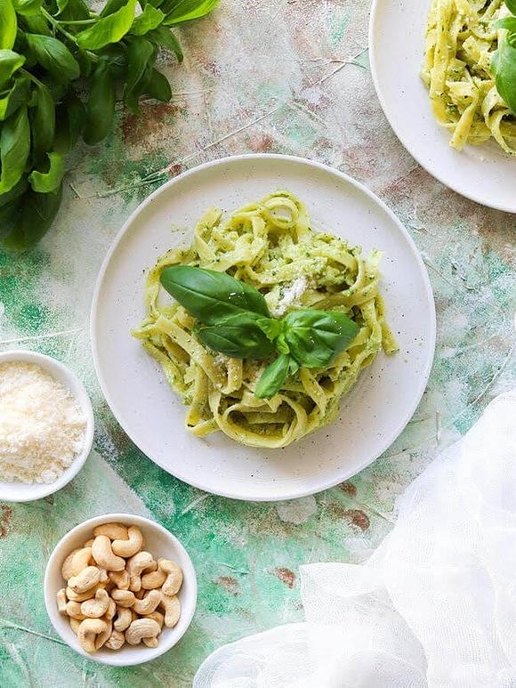 Makaron z domowym pesto