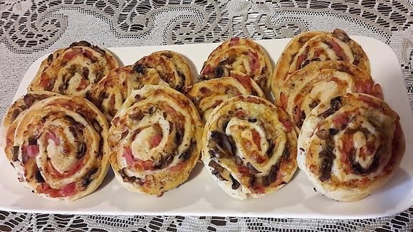 Drożdżowe ślimaczki a'la pizza