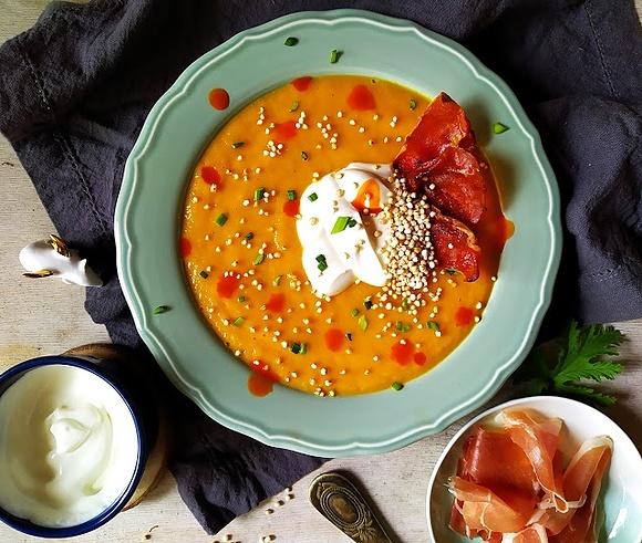 Zupa krem z młodej marchewki z wędzoną śmietaną, quinoą i chipsem z Jamón Serrano
