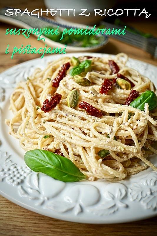 Spaghetti z ricottą suszonymi pomidorami i pistacjami