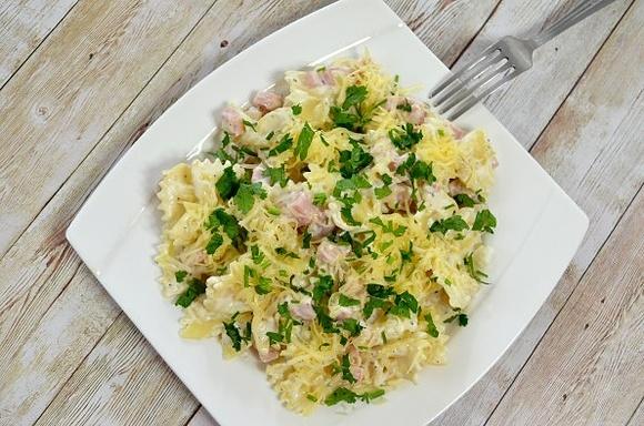 Makaron z szynką i serem - prosty przepis na sycące danie