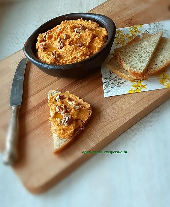 Hummus z masłem orzechowym i marchewką