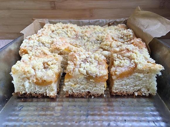 Drożdżowe ciasto z owocami i kruszonką bez wyrabiania