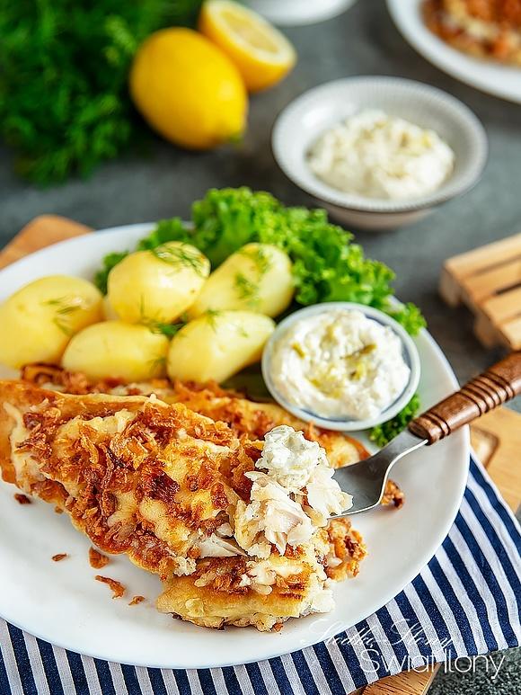 Ryba w panierce zapiekana z serem i prażoną cebulką z tzatzikami i młodymi ziemniakami