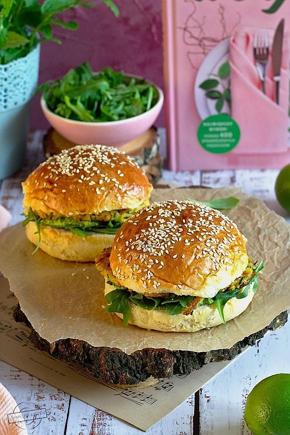Wege burger z cukinii marchewką i serem halloumi