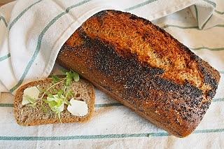 Chleb pszenny żytni z płatkami owsianymi, otrębami i makiem