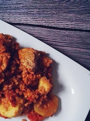 Bulgur z kurczakiem i warzywami pieczony w piekarniku
