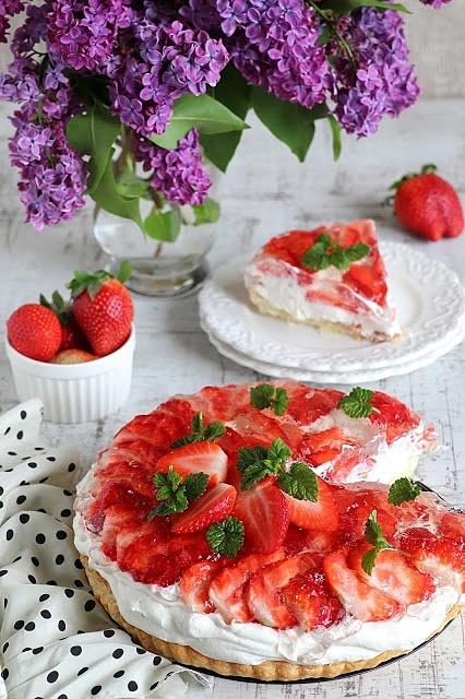 Tarta z truskawkami i śmietaną na francuskim cieście