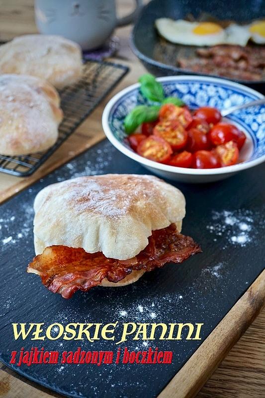 Włoskie panini z jajkiem sadzonym i grillowanym boczkiem