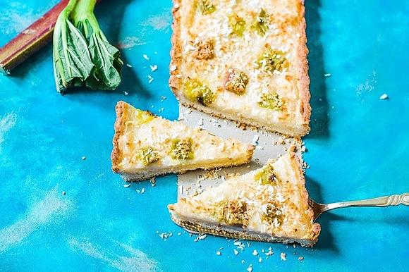 Krucha tarta z kokosowym budyniem i rabarbarem