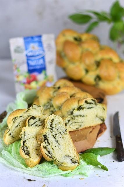 Chałka z pesto szpinakowo-czosnkowym