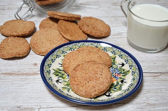 Pełnoziarniste ciastka orkiszowe bez cukru