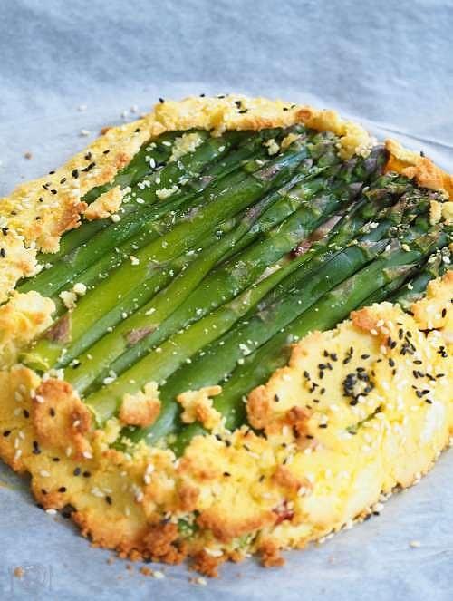 Keto galette ze szparagami