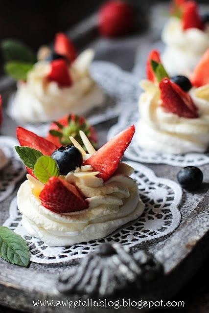 Mini Pavlova z owocami