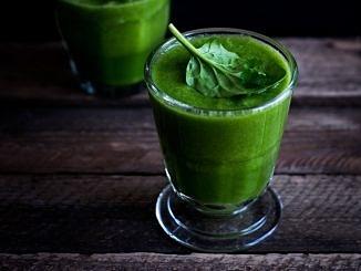 Smoothie ze szpinaku i jarmużu