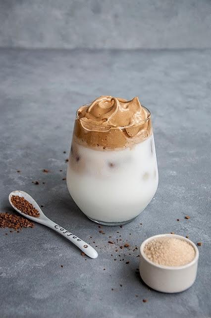Dalgona coffee z truskawkami – prosty przepis na deser