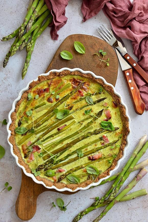 Orkiszowa tarta ze szparagami i boczkiem