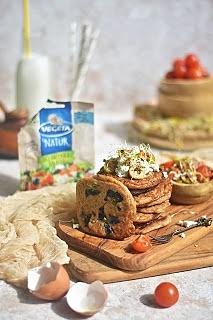Wytrawne pancakes z kwiatami jadalnymi