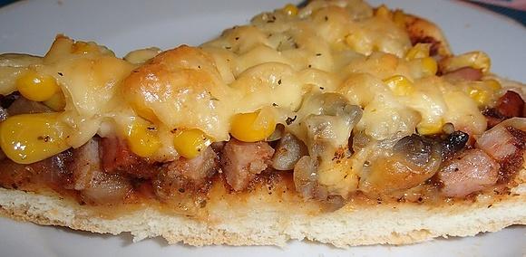 Domowa pizza z kiełbasą, pieczarkami i kukurydzą