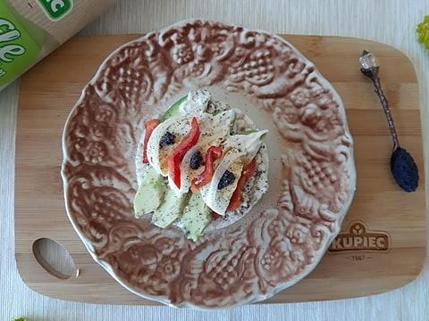 Kanapka waflowa z jajkiem i dodatkami