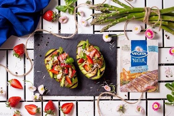 Rejs ku naturze – sałatki z łososiem i szparagami