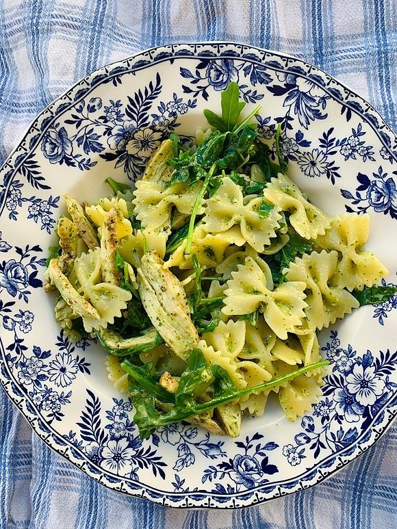 Wiosenny makaron z zielonym pesto