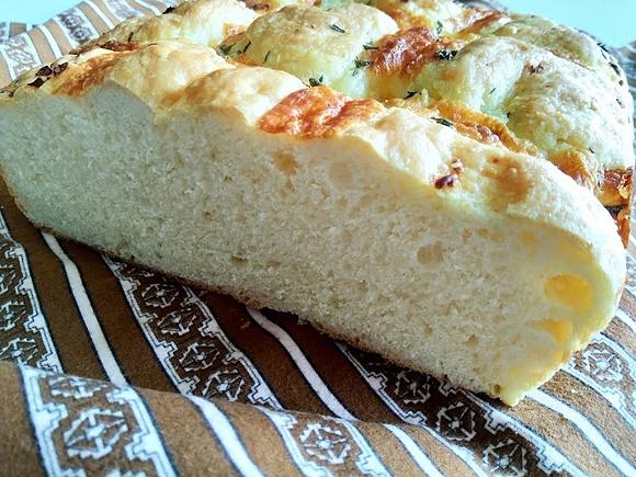 Chlebek z mozzarellą i masełkiem czosnkowym