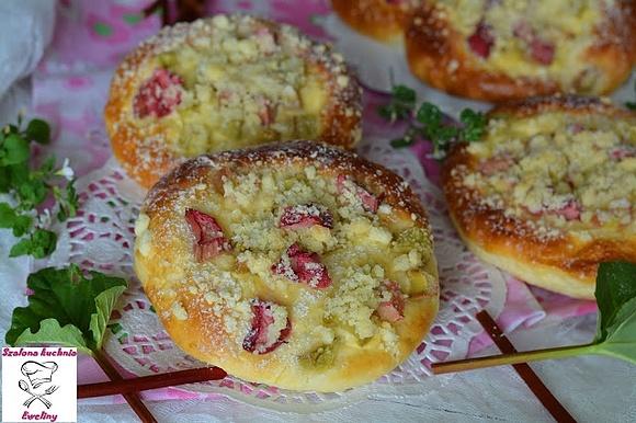 Drożdżówki z rabarbarem budyniem i kruszonką