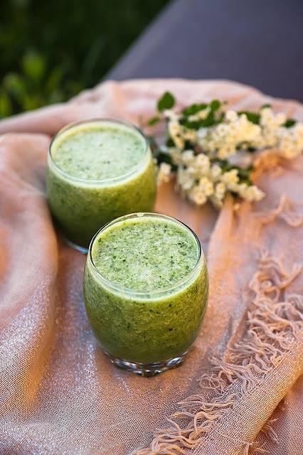 Zielony koktajl ze szpinakiem, kiwi i cytryną