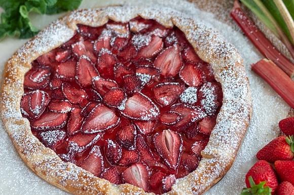 Rustykalna tarta z truskawkami i rabarbarem