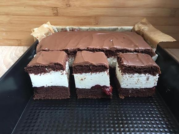 Klasyczna wuzetka - przepis na ciasto czekoladowe z galaretką