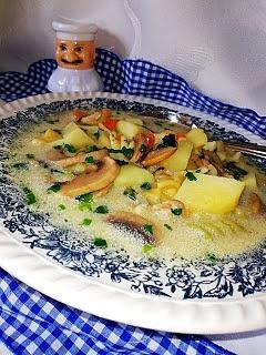 Pieczarkowa z ziemniakami i kolorowym makaronem