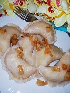 Pierogi z ziemniakami i cebulką okraszone skwarkami