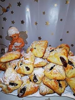 Kieszonki z powidłami śliwkowymi na cieście francuskim