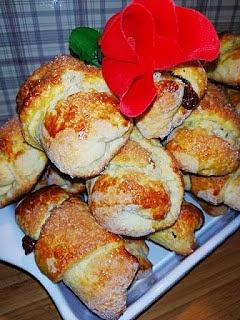 Rogaliki drożdżowe z powidłami śliwkowymi
