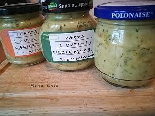 Pasta z ciecierzycy, ziemniaków i cukinii na chleb