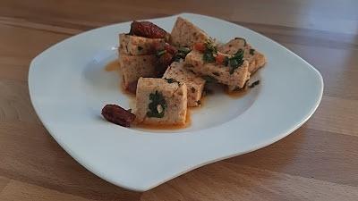 Smażone tofu z suszonymi pomidorami