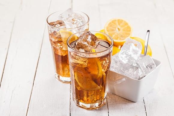 Ice tea - domowy napój chłodzący z herbaty i cytryny