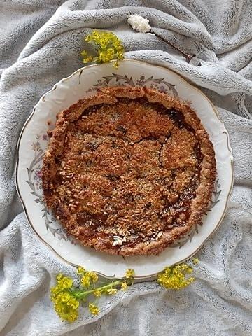 Żytnia tarta z dżemem i wafelkami