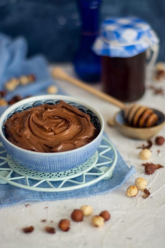 Zdrowa domowa Nutella z orzechów, miodu i kakao